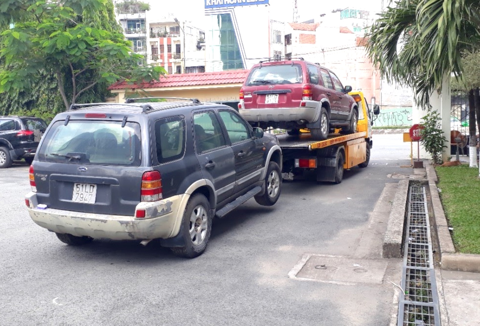 Cứu hộ giao thông bằng xe cẩu, kéo xe, vận chuyển xe ô tô đi Tp Hồ Chí Minh từ các tỉnh Bình Phước, Bình Dương, . . . . Gọi ngay XE CỨU HỘ 24/7 (0966.889.186)