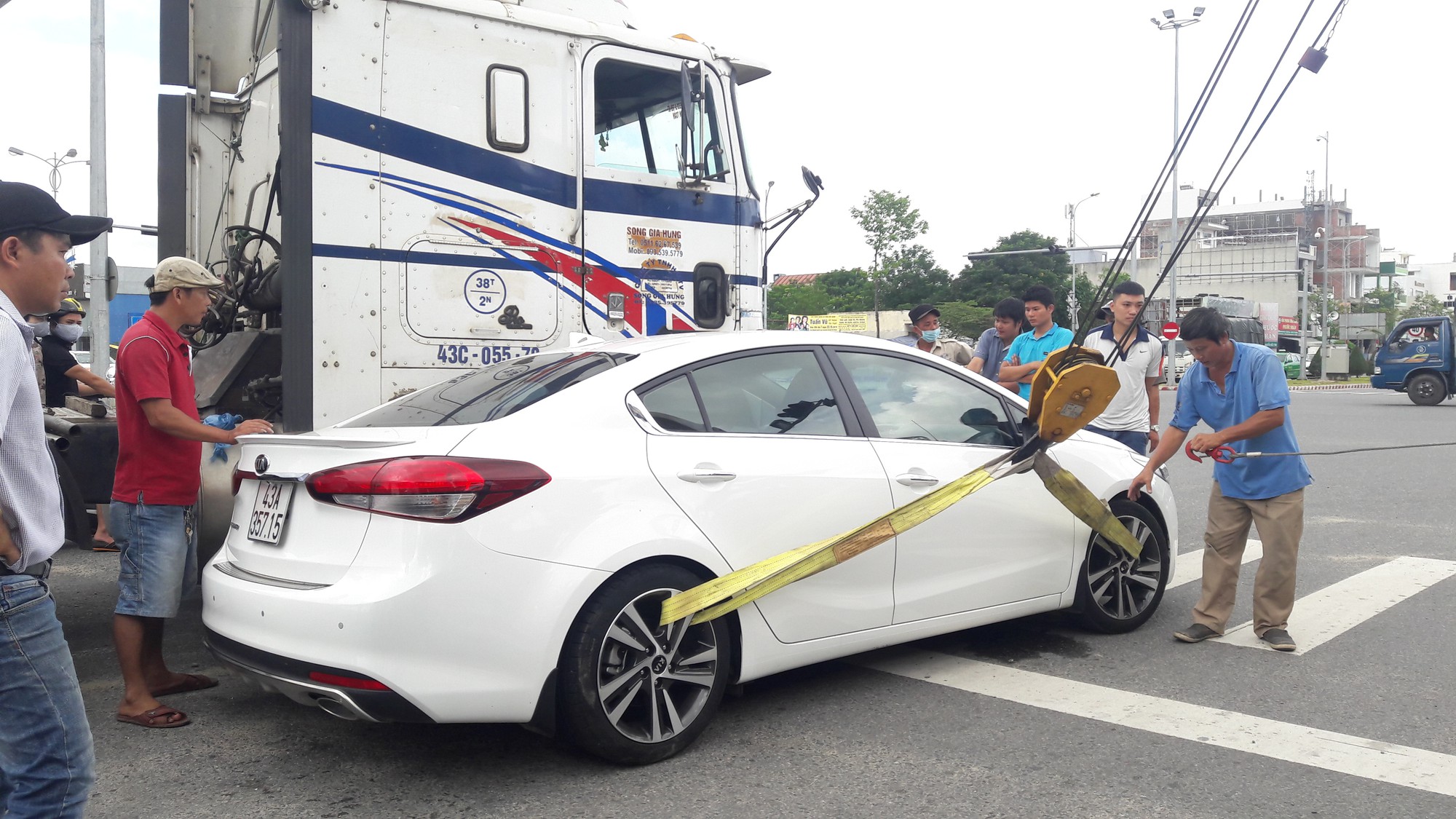 Cứu hộ xe oto gặp tai nạn - Dịch vụ cẩu kéo xe oto bị tai nạn khu vực nội thành và ngoại thành Sài Gòn